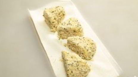 сулугуни, жаренный в сухарях