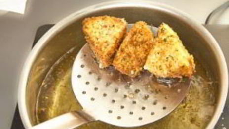 сулугуни, жаренный в сухарях