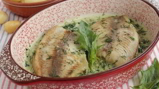 Тилапия под сливочным соусом и шпинатом