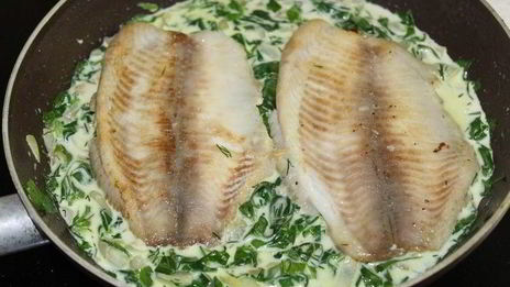 тилапия под сливочным соусом и шпинатом