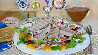 Тунец с овощами и кунжутной заправкой