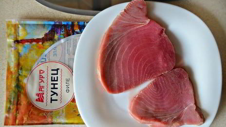 тунец с овощами и кунжутной заправкой