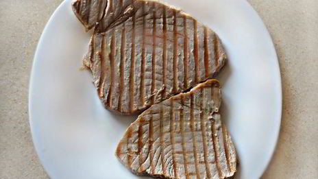 тунец с овощами и кунжутной заправкой