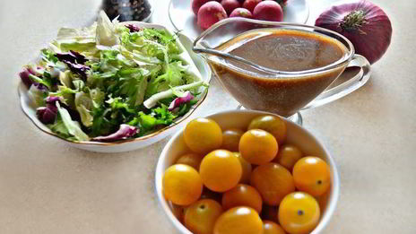 тунец с овощами и кунжутной заправкой