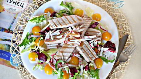 тунец с овощами и кунжутной заправкой