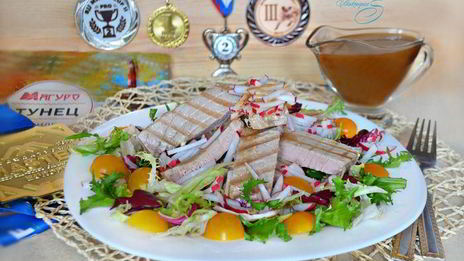 тунец с овощами и кунжутной заправкой