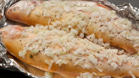 янтарная форель запеченная с луком