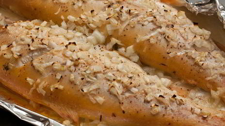 янтарная форель запеченная с луком