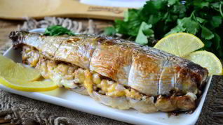 Запеченная скумбрия с орехово-сырной начинкой