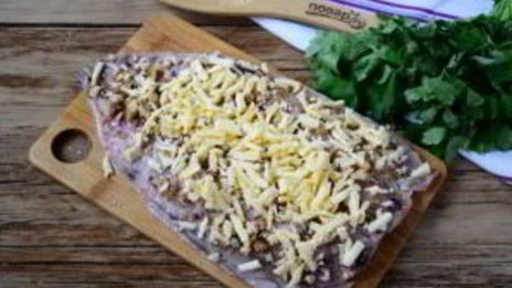 запеченная скумбрия с орехово-сырной начинкой