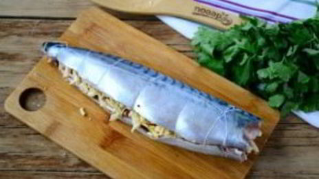 запеченная скумбрия с орехово-сырной начинкой