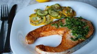 Запеченный лосось с релишем из трав и каперсов