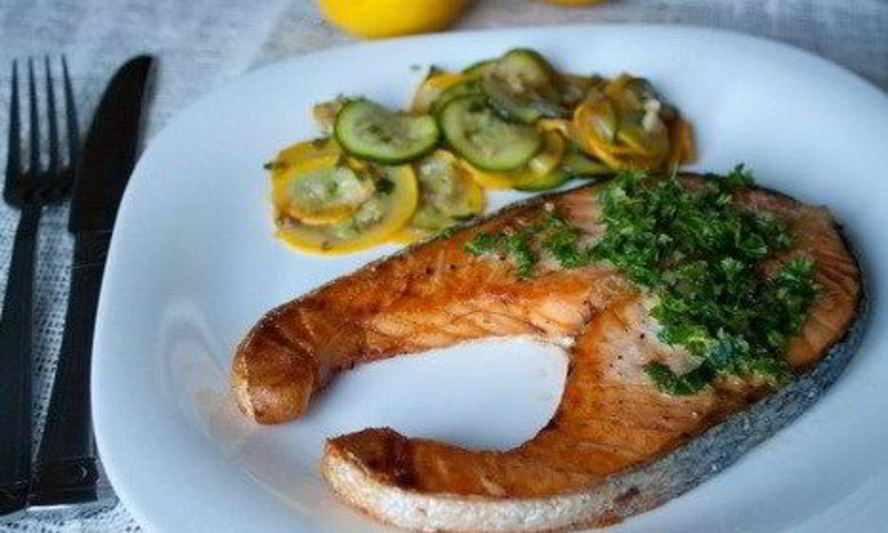 Рецепт запеченный лосось с релишем из трав и каперсов