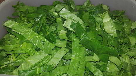 жареный лосось и кускус со шпинатом