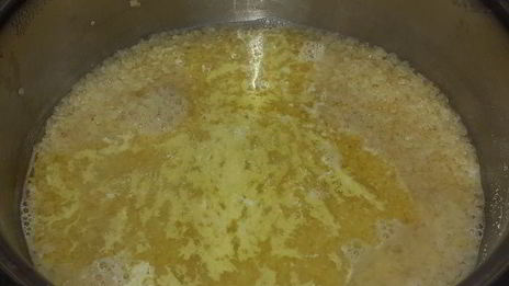 жареный лосось и кускус со шпинатом