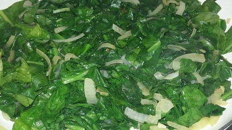 жареный лосось и кускус со шпинатом