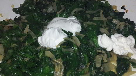 жареный лосось и кускус со шпинатом