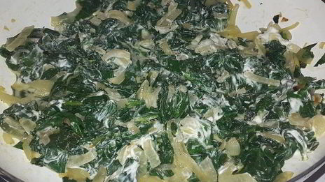 жареный лосось и кускус со шпинатом