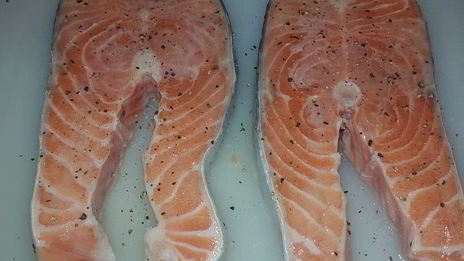 жареный лосось и кускус со шпинатом