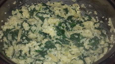 жареный лосось и кускус со шпинатом