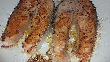 жареный лосось и кускус со шпинатом