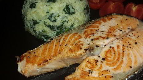 жареный лосось и кускус со шпинатом