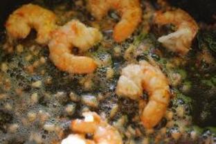 Жареные креветки с чесноком