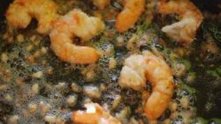 Жареные креветки с чесноком