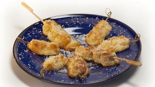 Фруктовые шашлычки в кокосовом бисквите