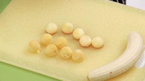 фруктовые шашлычки в кокосовом бисквите