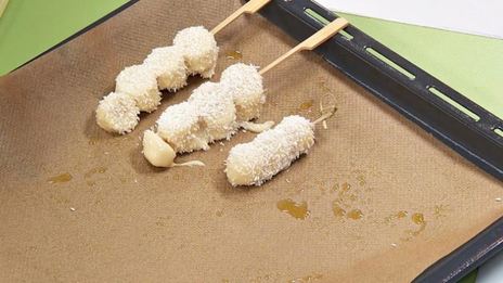 фруктовые шашлычки в кокосовом бисквите