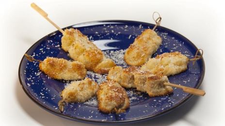 фруктовые шашлычки в кокосовом бисквите