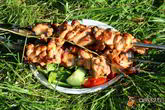 Куриный шашлык в томатах и пряной зелени