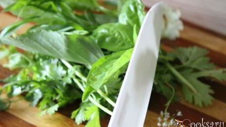 куриный шашлык в томатах и пряной зелени