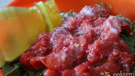 куриный шашлык в томатах и пряной зелени