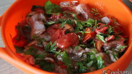 куриный шашлык в томатах и пряной зелени