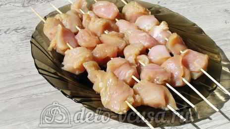куриные шашлычки на шпажках