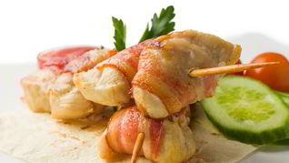 Куриные шашлычки в беконе на шпажках