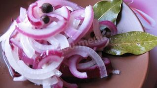 Маринованный лук с медом к шашлыку и мясу