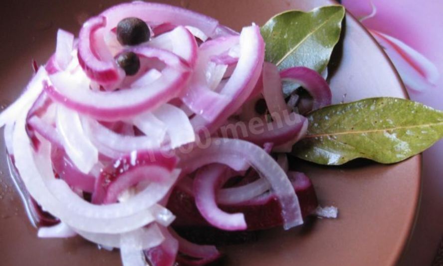 Рецепт маринованный лук с медом к шашлыку и мясу