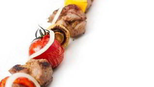 Маринованный в портвейне говяжий шашлык с помидорами, грибами и перцами