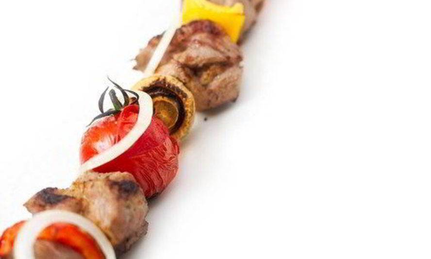 Рецепт маринованный в портвейне говяжий шашлык с помидорами, грибами и перцами