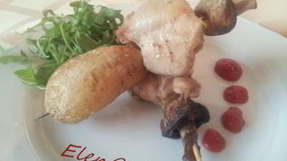 Шашлычки из курочки с молодой картошечкой и шампиньонами