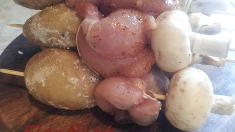 шашлычки из курочки с молодой картошечкой и шампиньонами