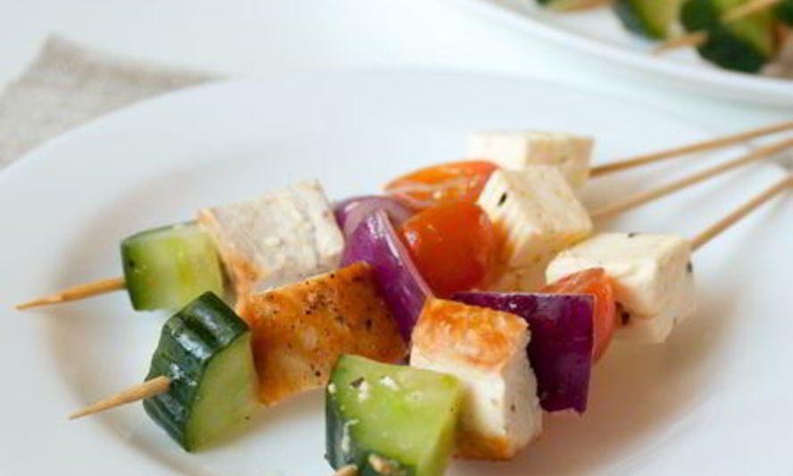 Рецепт шашлычки с курицей, фетой и маринованными овощами