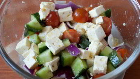 шашлычки с курицей, фетой и маринованными овощами