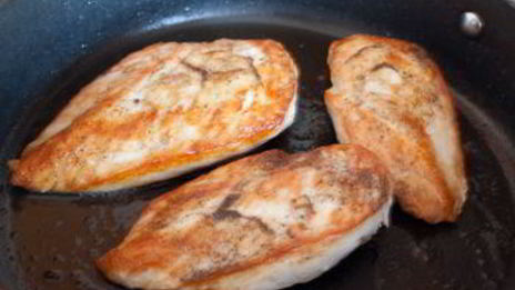 шашлычки с курицей, фетой и маринованными овощами