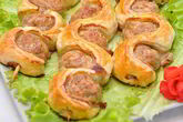 Шашлычки в слоеном тесте на шпажках