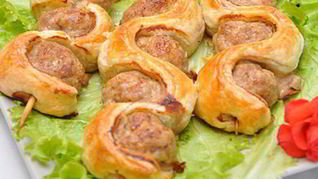 Шашлычки в слоеном тесте на шпажках