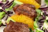 Шашлычок из баранины с апельсинами и овощным салатом
